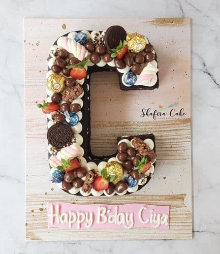 Monogram Cake Huruf C